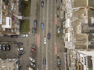 Hava bulutluyken Kiev 'de şehir caddesi. Hava aracı görünümü.