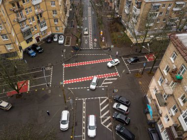 Bulutlu havada Kiev 'de bisiklet yolu olan şehir caddesi. Hava aracı görünümü.