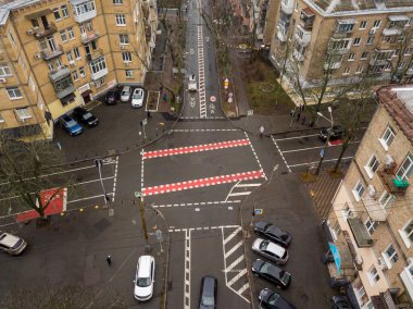 Bulutlu havada Kiev 'de bisiklet yolu olan şehir caddesi. Hava aracı görünümü.