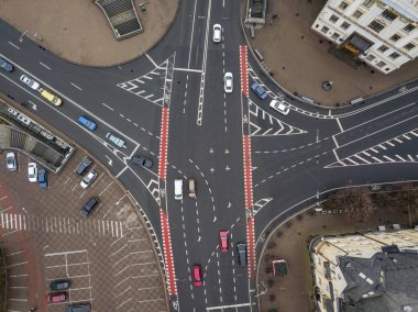 Bulutlu havada Kiev 'de bisiklet yolu olan şehir caddesi. Hava aracı görünümü.