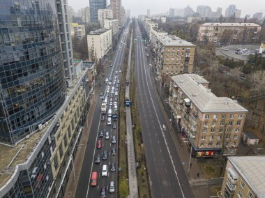 Bulutlu havada Kiev 'de bisiklet yolu olan şehir caddesi. Hava aracı görünümü.