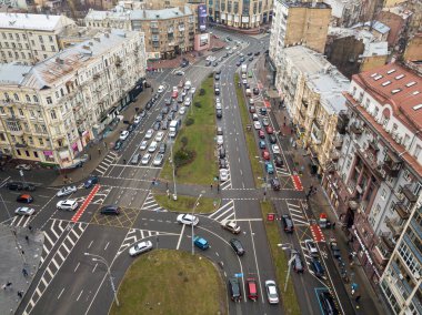 Bulutlu havada Kiev 'de bisiklet yolu olan şehir caddesi. Hava aracı görünümü.