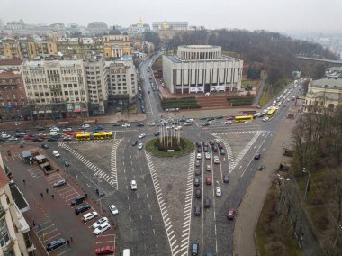 Sonbaharda Kiev 'de şehir caddesi. Hava aracı görünümü.