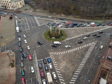 Sonbaharda Kiev 'de şehir caddesi. Hava aracı görünümü.
