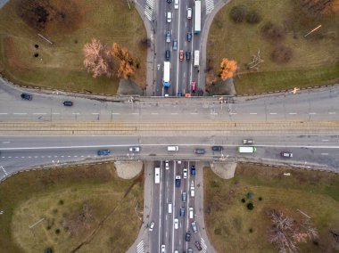 Köprü kavşağı. Hava aracı görünümü.