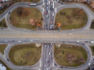 Köprü kavşağı. Hava aracı görünümü.