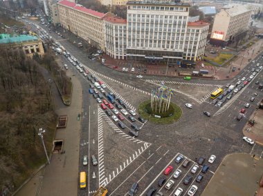 Sonbaharda Kiev 'de şehir caddesi. Hava aracı görünümü.