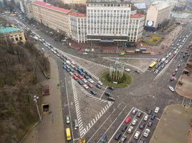 Sonbaharda Kiev 'de şehir caddesi. Hava aracı görünümü.