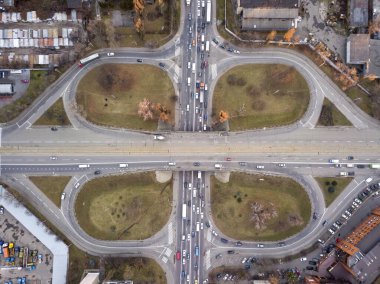Köprü kavşağı. Hava aracı görünümü.