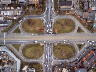 Köprü kavşağı. Hava aracı görünümü.
