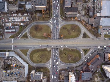 Köprü kavşağı. Hava aracı görünümü.