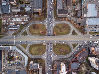 Köprü kavşağı. Hava aracı görünümü.