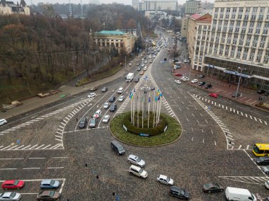 Sonbaharda Kiev 'de şehir caddesi. Hava aracı görünümü.