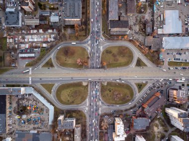 Köprü kavşağı. Hava aracı görünümü.