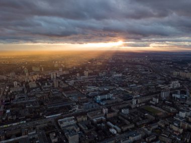 Bulutların üzerinde gün batımı. Hava aracı görünümü.