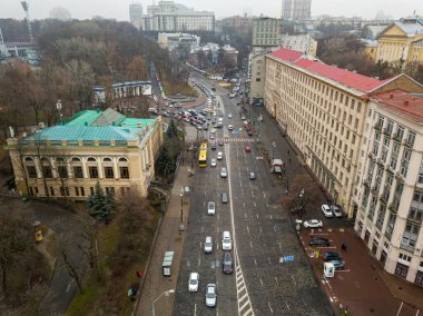 Sonbaharda Kiev 'de şehir caddesi. Hava aracı görünümü.