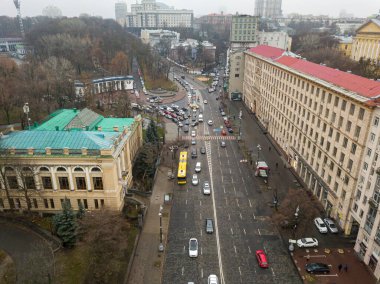 Sonbaharda Kiev 'de şehir caddesi. Hava aracı görünümü.