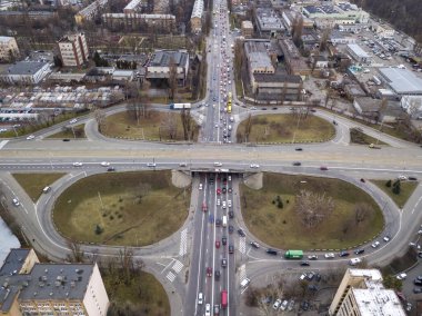 Köprü kavşağı. Hava aracı görünümü.