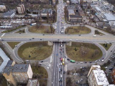 Köprü kavşağı. Hava aracı görünümü.