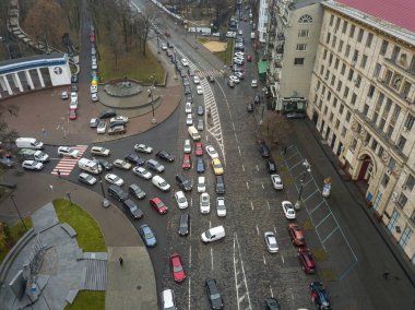 Sonbaharda Kiev 'de şehir caddesi. Hava aracı görünümü.