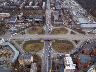 Köprü kavşağı. Hava aracı görünümü.