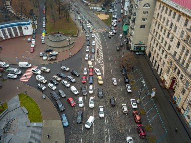 Sonbaharda Kiev 'de şehir caddesi. Hava aracı görünümü.