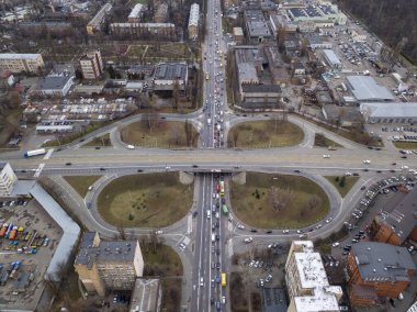 Köprü kavşağı. Hava aracı görünümü.