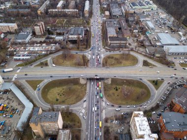 Köprü kavşağı. Hava aracı görünümü.