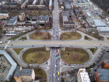 Köprü kavşağı. Hava aracı görünümü.