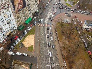 Sonbaharda Kiev 'de şehir caddesi. Hava aracı görünümü.
