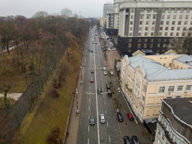 Sonbaharda Kiev 'de şehir caddesi. Hava aracı görünümü.