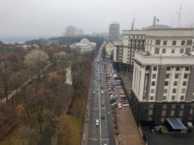 Sonbaharda Kiev 'de şehir caddesi. Hava aracı görünümü.