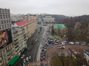 Sonbaharda Kiev 'de şehir caddesi. Hava aracı görünümü.