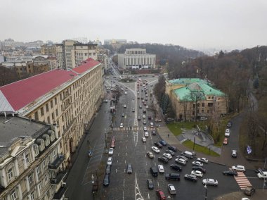 Sonbaharda Kiev 'de şehir caddesi. Hava aracı görünümü.