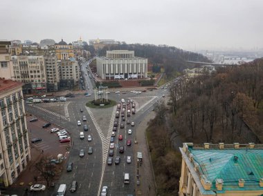 Sonbaharda Kiev 'de şehir caddesi. Hava aracı görünümü.