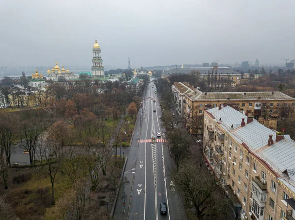 Bulutlu Havada Kiev Bisiklet Yolu Olan Şehir Caddesi Hava Aracı — Stok fotoğraf