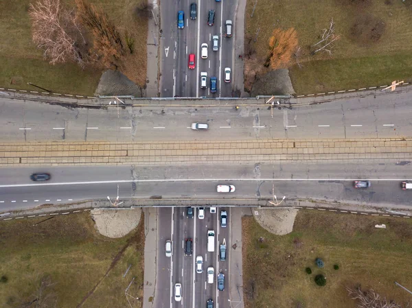 Köprü kavşağı. Hava aracı görünümü.