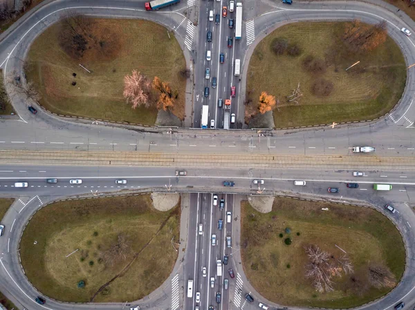 Köprü kavşağı. Hava aracı görünümü.