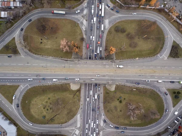 Köprü kavşağı. Hava aracı görünümü.