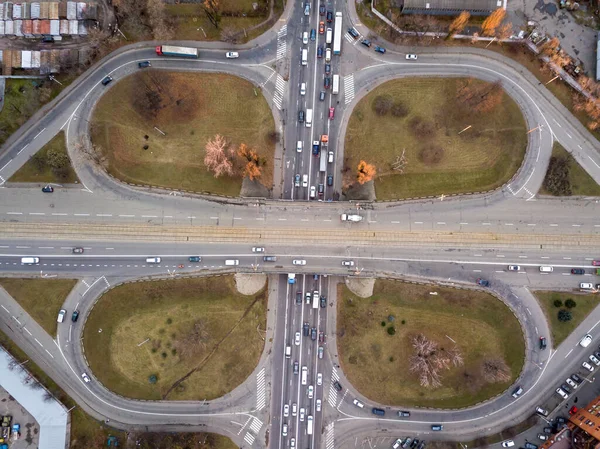 Köprü kavşağı. Hava aracı görünümü.