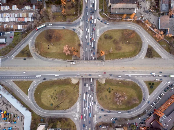 Köprü kavşağı. Hava aracı görünümü.