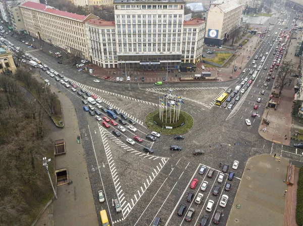 Sonbaharda Kiev 'de şehir caddesi. Hava aracı görünümü.