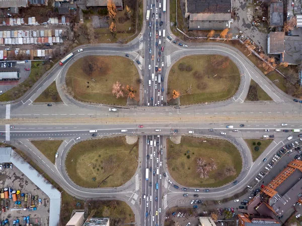 Köprü kavşağı. Hava aracı görünümü.