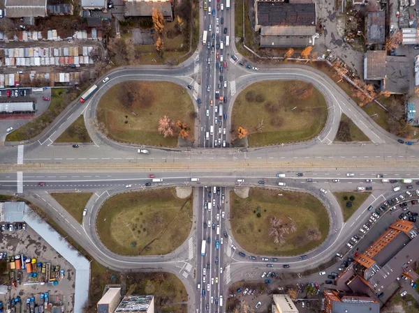 Köprü kavşağı. Hava aracı görünümü.