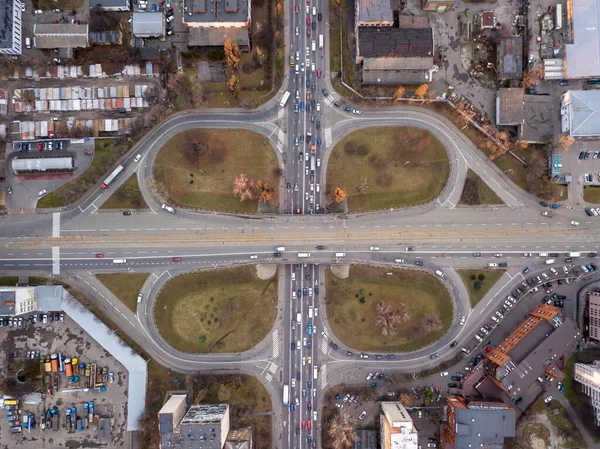 Köprü kavşağı. Hava aracı görünümü.