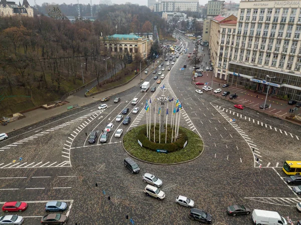 Sonbaharda Kiev 'de şehir caddesi. Hava aracı görünümü.