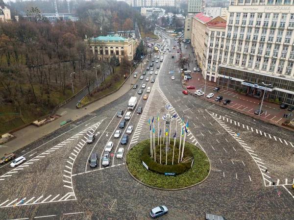 Sonbaharda Kiev 'de şehir caddesi. Hava aracı görünümü.