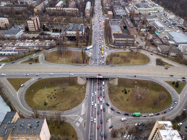 Köprü kavşağı. Hava aracı görünümü.