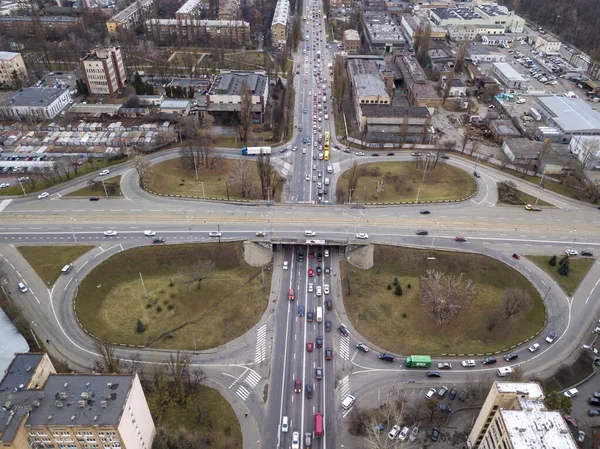 Köprü kavşağı. Hava aracı görünümü.