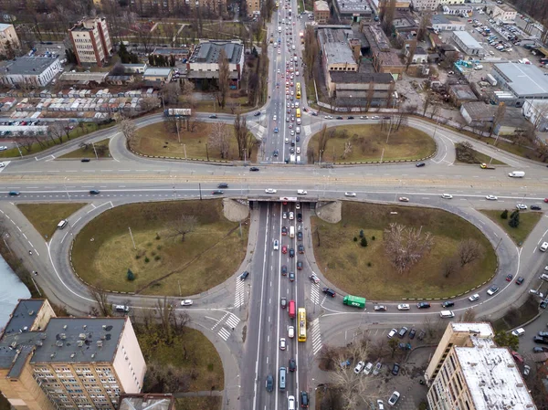 Köprü kavşağı. Hava aracı görünümü.